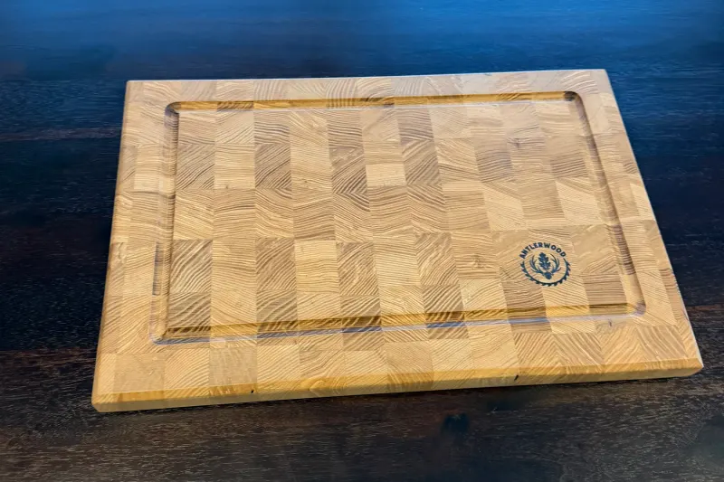 Kuchynské dienko z čelného dreva s obvodovou drážkou a logom Antlerwood