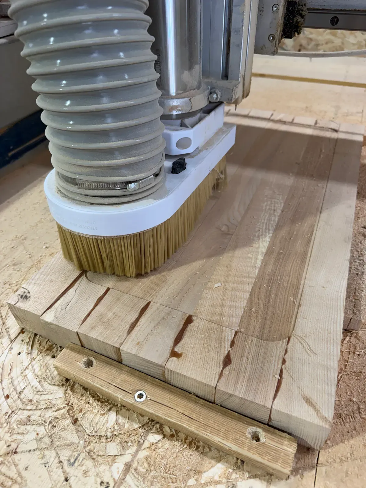 CNC fréza pri opracovaní dreva v dielni Antlerwood